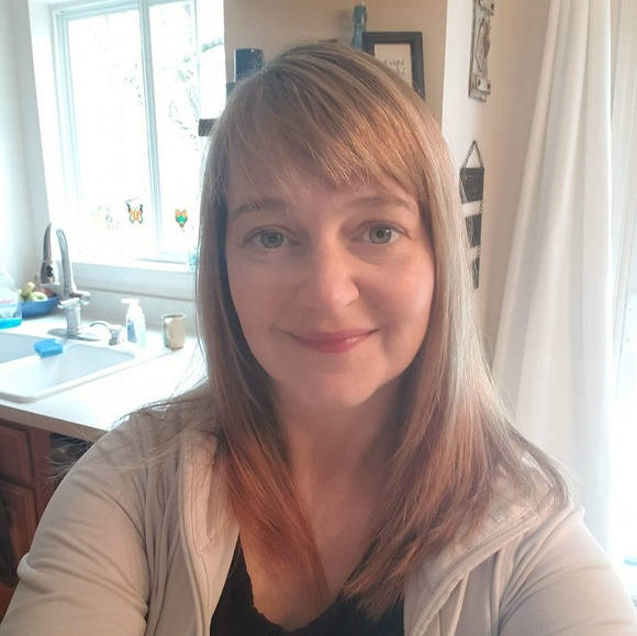 Profile Picture of Steph Lynas (@lynas5) on Poshmark