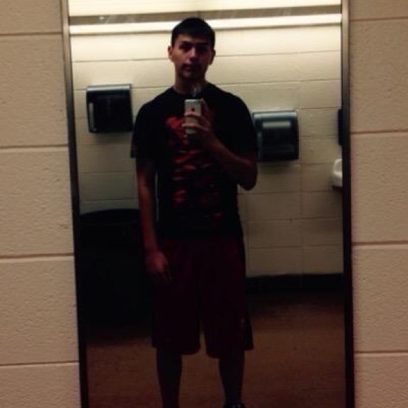 Profile Picture of Evander Duong (@eduong23) on Poshmark