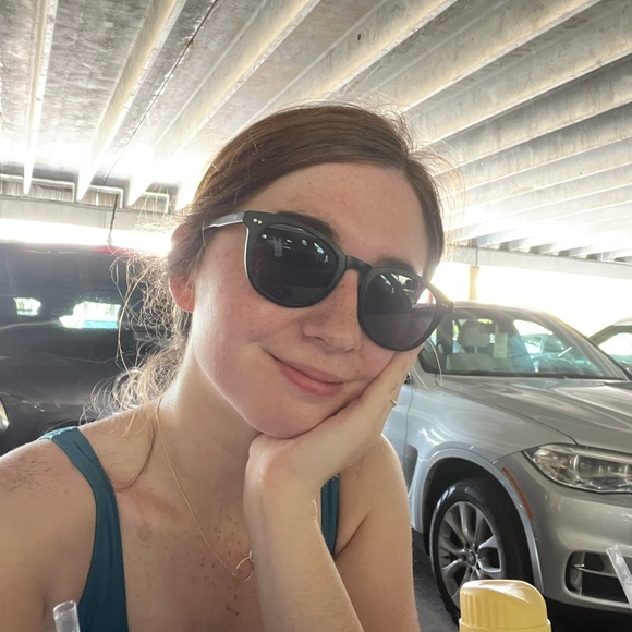 Profile Picture of Katelyn Arnoff (@karnoff) on Poshmark