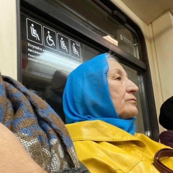 Profile Picture of Lara Pinchbeck (@larapinchbeck) on Poshmark