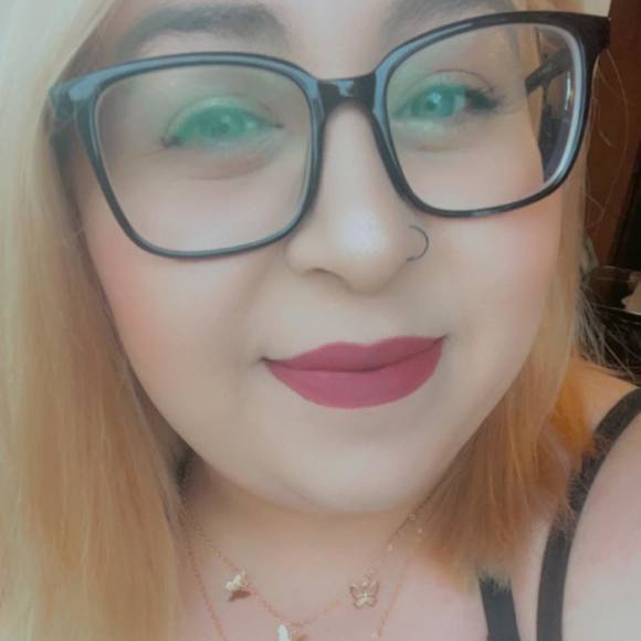 Profile Picture of Jenea Flores (@jenea_flores) on Poshmark