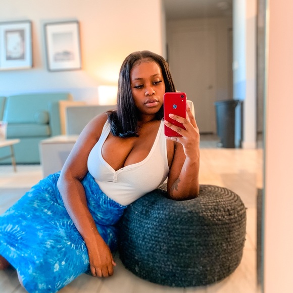 Profile Picture of Krystal Dixon (@krissystacks10) on Poshmark