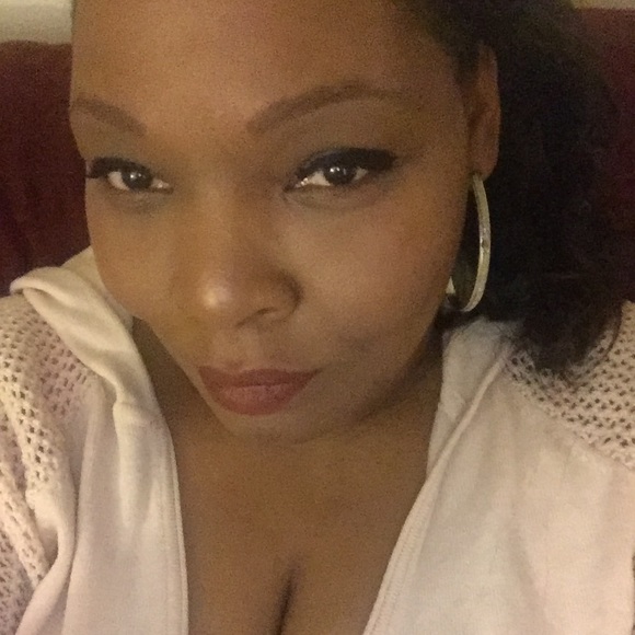 Profile Picture of Vercy Melton (@memi17) on Poshmark