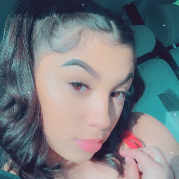 Profile Picture of Mariah Halliburton (@themariahjanae) on Poshmark