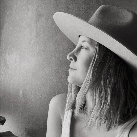 Profile Picture of Larissa Craig (@lnicole25) on Poshmark