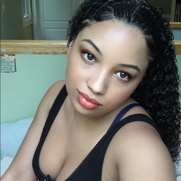 Profile Picture of Chiara Burhoe (@cherry_anb) on Poshmark