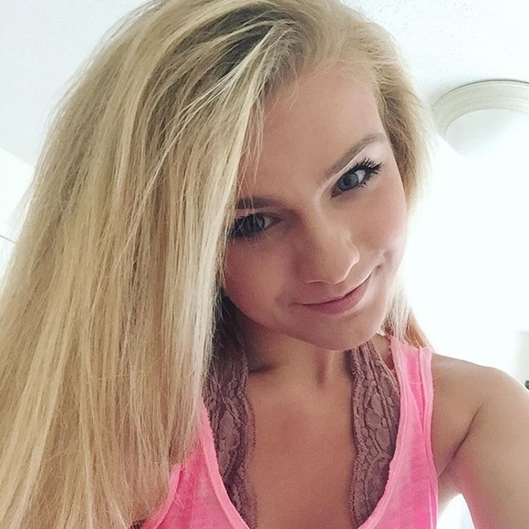 Profile Picture of Savanna Beaurline (@savannnagirl18) on Poshmark