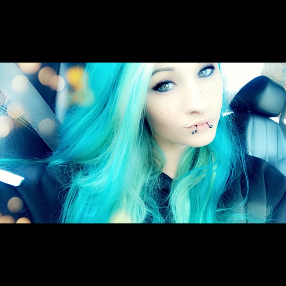 Profile Picture of Andrea Moon (@amoon1992) on Poshmark