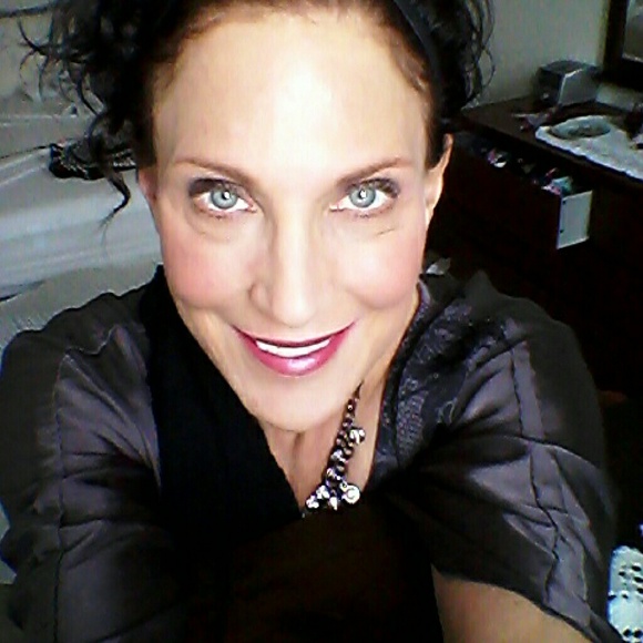 Profile Picture of Alayne Svee (@ladyinaskirt) on Poshmark