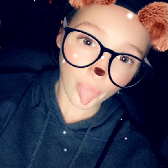 Profile Picture of Claire Pessini (@clairepessini) on Poshmark