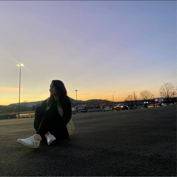 Profile Picture of Joules Bagienski (@joules_b) on Poshmark