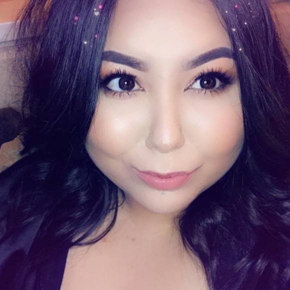 Profile Picture of Amber Pool (@ayecakes) on Poshmark