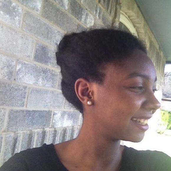 Profile Picture of Tonya Fowler (@sunflowers97) on Poshmark