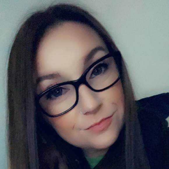 Profile Picture of Angela Riesinger (@bezee82) on Poshmark