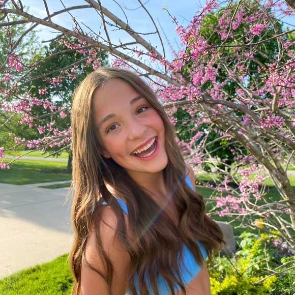 Profile Picture of Anna Jamroz (@annajamroz) on Poshmark