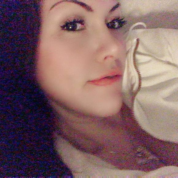 Profile Picture of Raena Rossback (@fukmylife942) on Poshmark