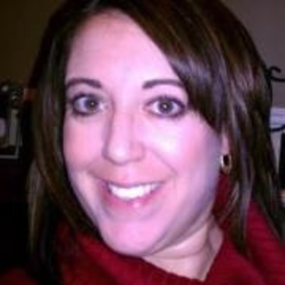 Profile Picture of Laraine Perry (@laraine85) on Poshmark