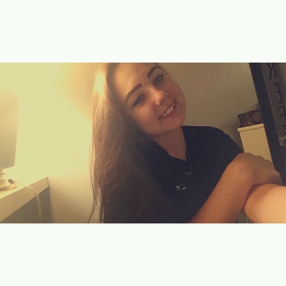 Profile Picture of Noelle Bollschweiler (@noelle9bol) on Poshmark