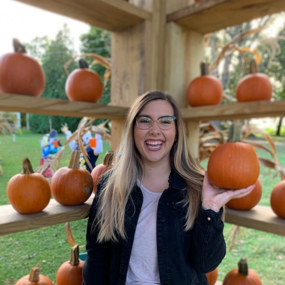 Profile Picture of Madeline Buskey (@madeline_buskey) on Poshmark