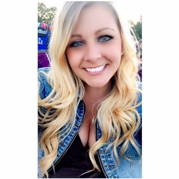 Profile Picture of Kristie Sergot (@kristiexoxo) on Poshmark