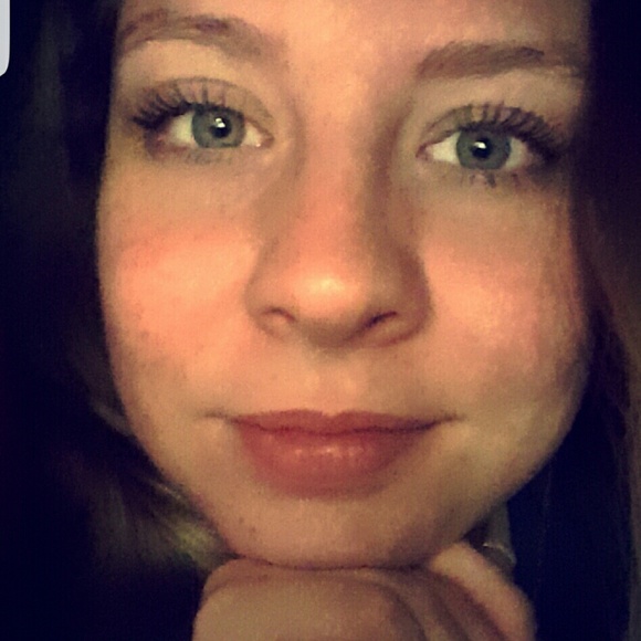 Christine Stutzmam - Poshmark Profile Picture of Christine Stutzmam (@noel181995) on Poshmark