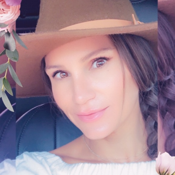 Profile Picture of Crystal Dimond (@crystal_dimond) on Poshmark