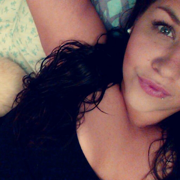 Profile Picture of Cortnew Lanuto (@cortneelanuto) on Poshmark