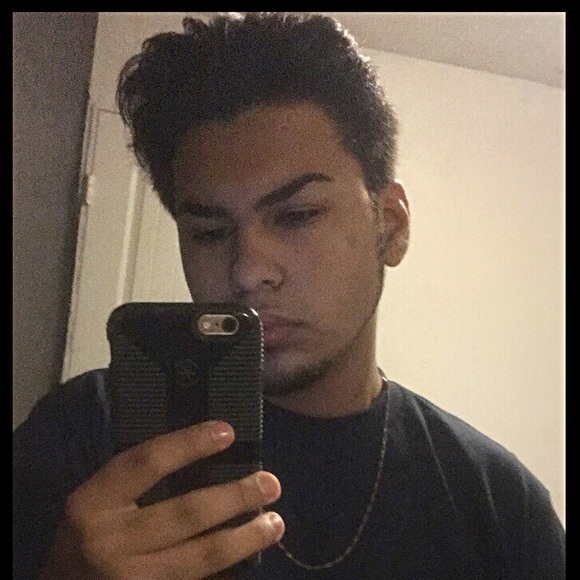 Profile Picture of Angel Barron (@angelbarron_13) on Poshmark