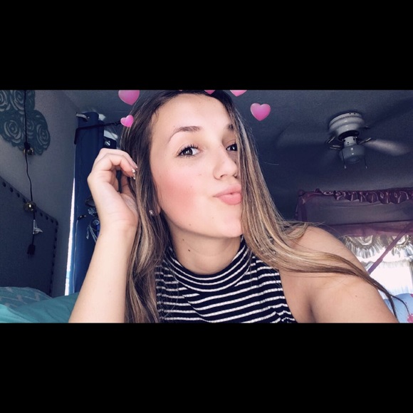 Profile Picture of Raechell Alberternst (@raechell_ann) on Poshmark