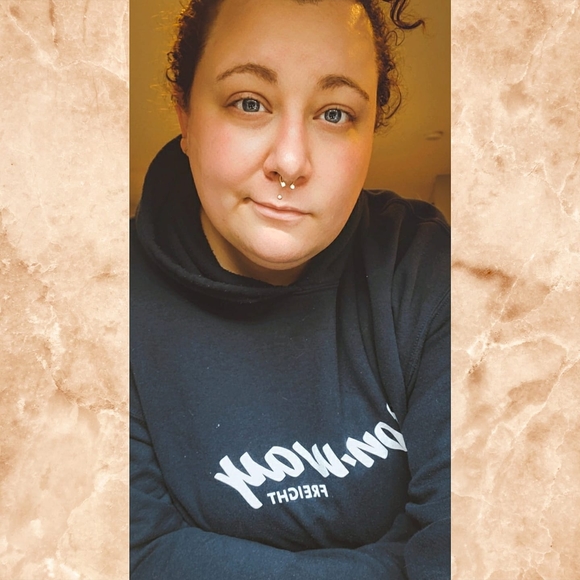 Profile Picture of Desiree Dyer (@desireedyer2015) on Poshmark