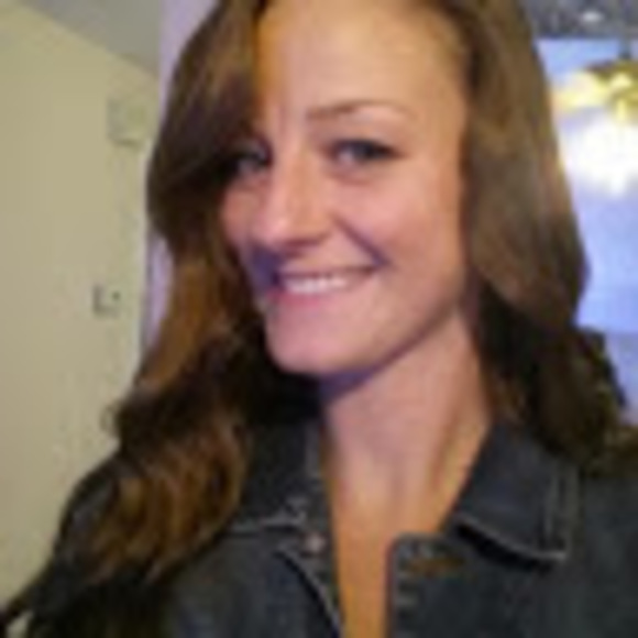 Profile Picture of Kelly Ormston (@kellylee721) on Poshmark