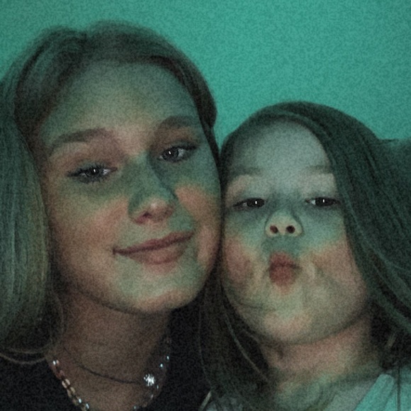 Profile Picture of Jesslyn Rose (@jesslyn_rose) on Poshmark