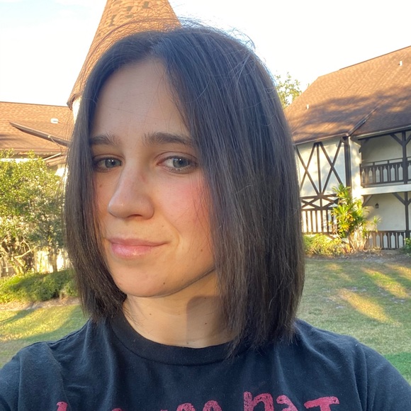 Profile Picture of Paige Hennum (@paige_hennum) on Poshmark