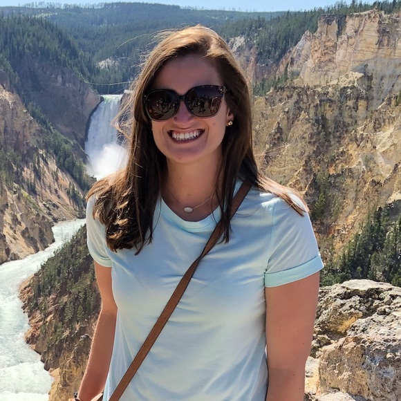 Profile Picture of Elizabeth Strohmann (@etstroh) on Poshmark