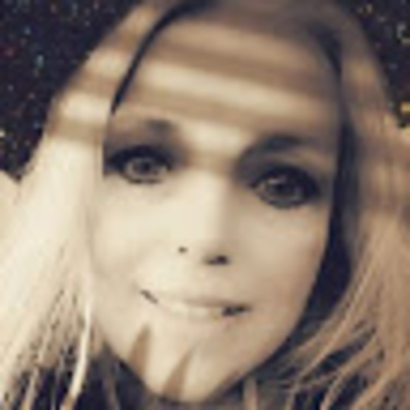 Profile Picture of Sonya Helvey (@sonyahelvey) on Poshmark