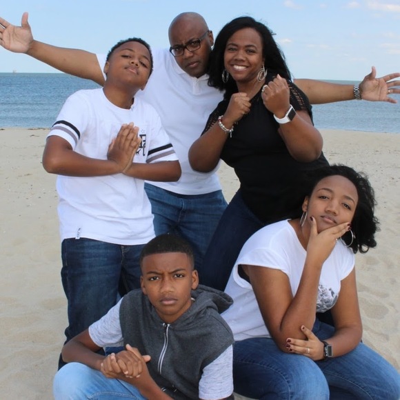 Profile Picture of Tiffanye Sledge (@tiffanyesledge) on Poshmark