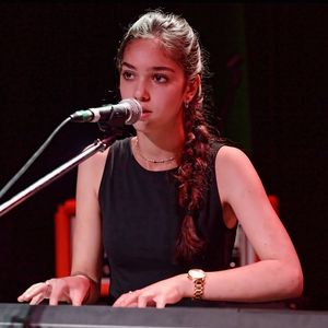 Profile Picture of Mia Bee (@miabeemusic) on Myspace