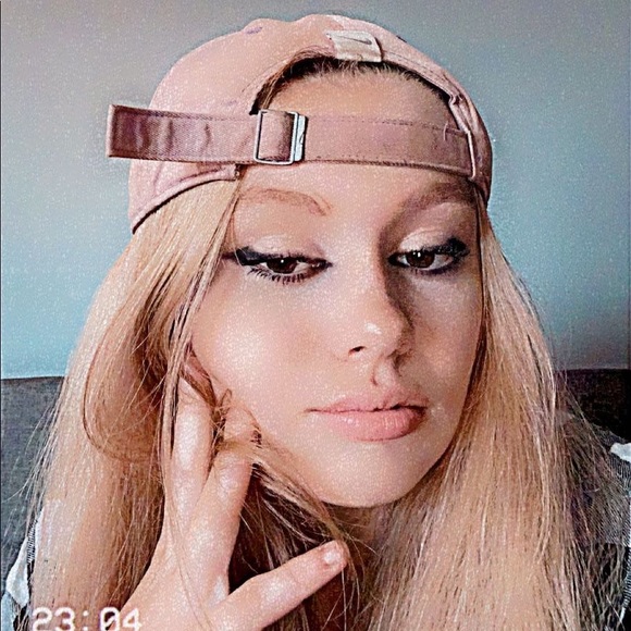 Profile Picture of Faythe Millette (@faythemillette) on Poshmark