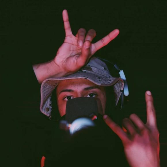 Profile Picture of Luis Esquea (@wavyboyluisxd) on Poshmark