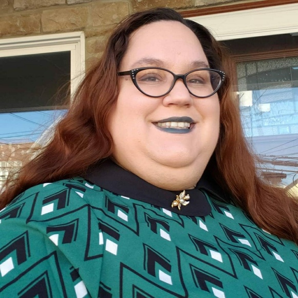 Profile Picture of Caitlyn Rubinsky (@loveanddust) on Poshmark