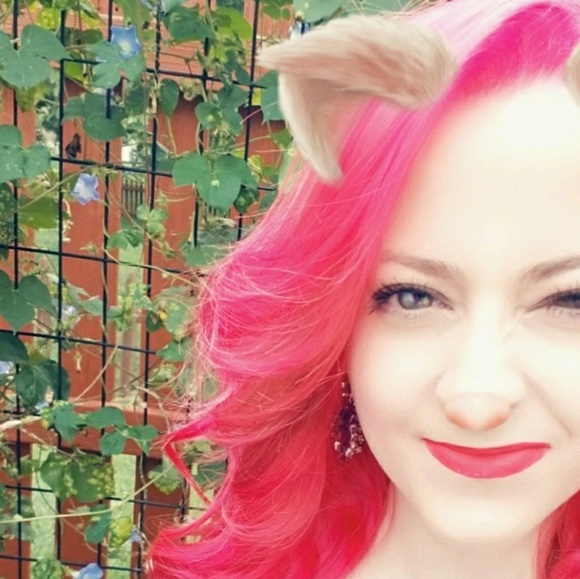 Profile Picture of Carly Noelle (@novadaae) on Poshmark
