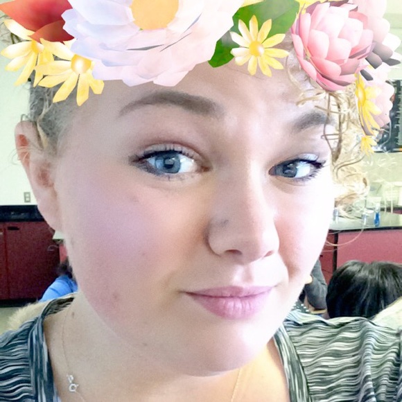 Profile Picture of Maddy Stutheit (@mlstutheit24) on Poshmark