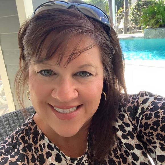 Profile Picture of Linda Meyer (@lindameyer973) on Poshmark