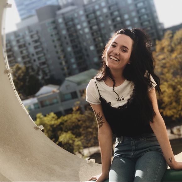 Sarah Shier - Poshmark Profile Picture of Sarah Shier (@sshier1) on Poshmark