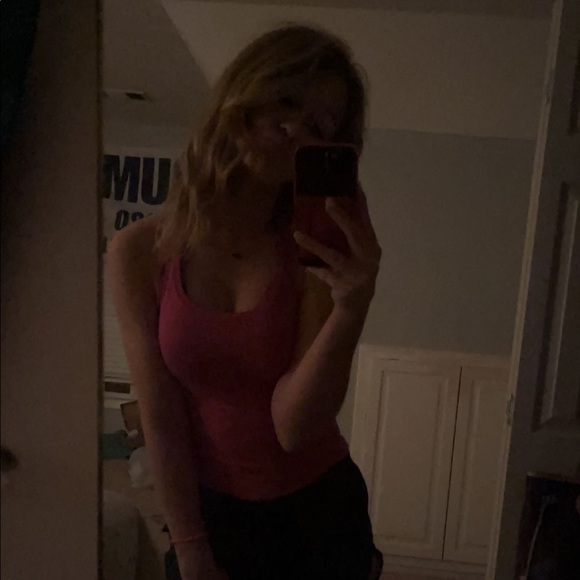 Profile Picture of Kamie Gibby (@kamiegibby) on Poshmark