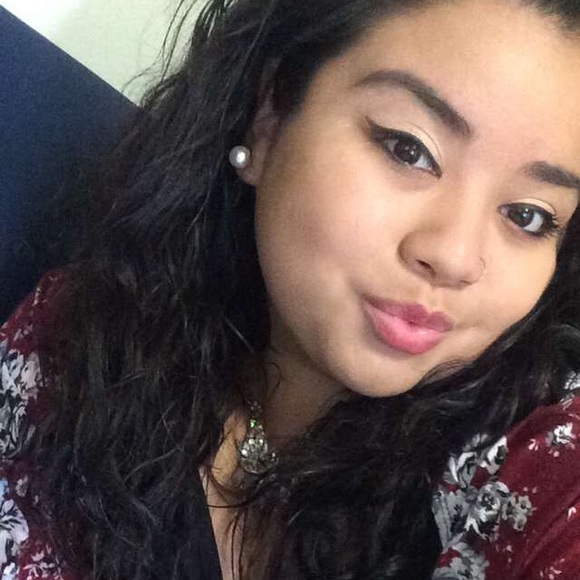 Profile Picture of Dinora Flores (@denodino8) on Poshmark