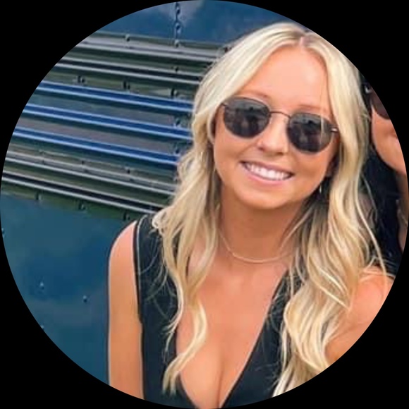 Profile Picture of Sarah Farley (@sarahfarley) on Poshmark