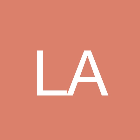 Profile Picture of Lara Alexander (@laraalexande207) on Poshmark