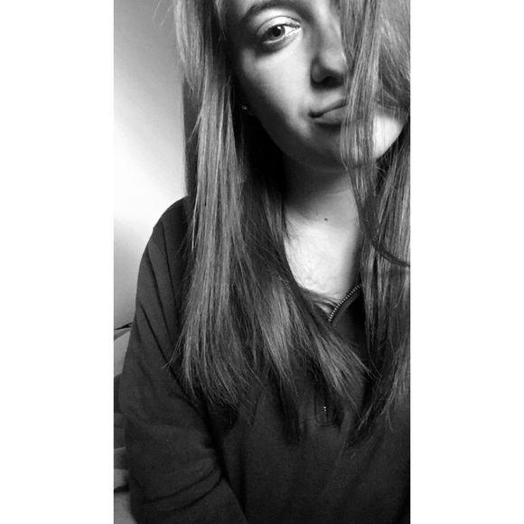 Profile Picture of Ashlyn Mcdaniel (@ashlynnnnnn99) on Poshmark