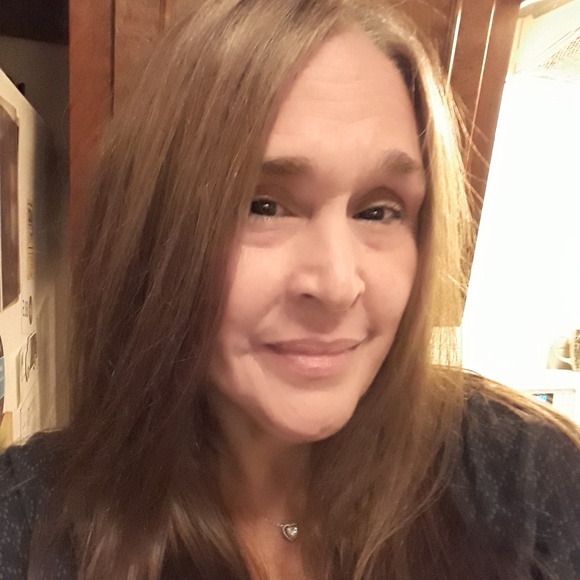 Profile Picture of Aimee Craven (@aimeecraven585) on Poshmark